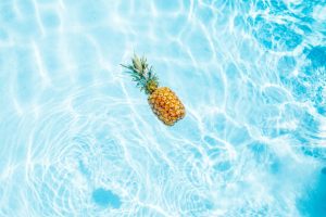 Una piña en el agua