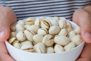 Pistachos en un cuenco blanco