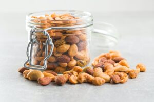 beneficios de los frutos secos, frutos secos en un frasco de vidrio