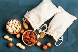 Los frutos secos y su impacto en la salud cardiovascular. Variedades de frutos secos sobre una mesa