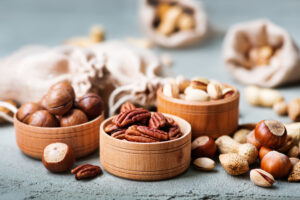 Curiosidades de los Frutos Secos. Frustos secon en recipientes de madera
